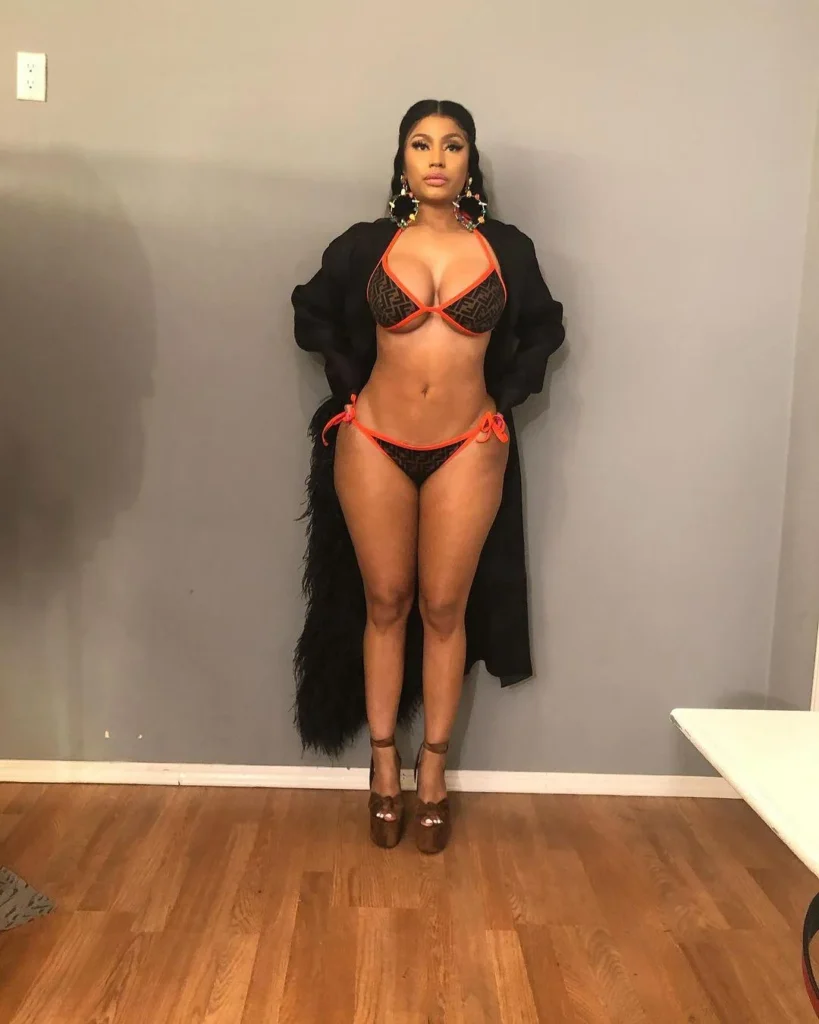 height of nicki minaj is 157.5 cm, height nicki minaj