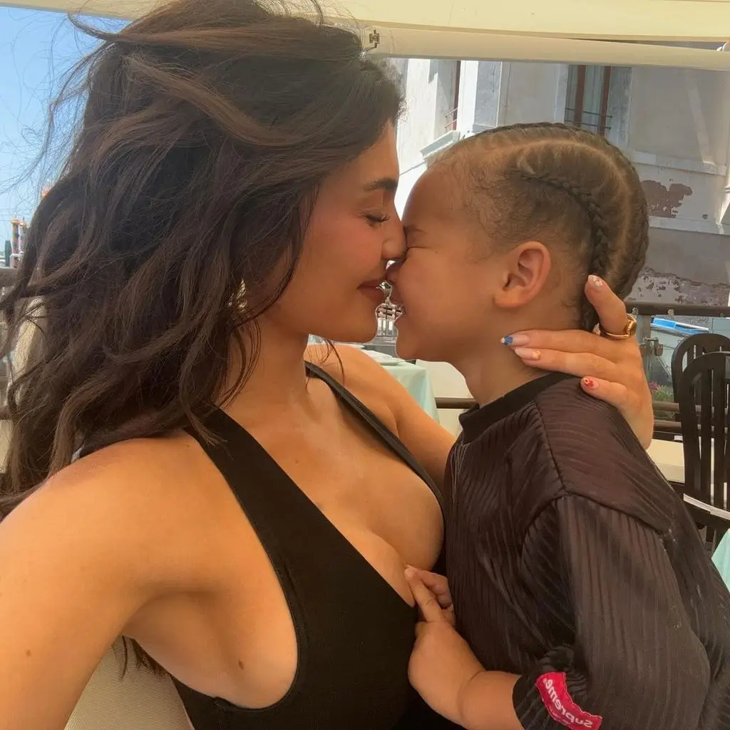 kylie jenner with her kids