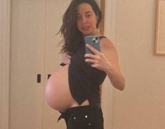 aubrey plaza bare baby bump